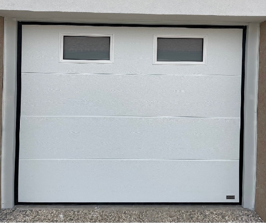 PUERTA DE GARAJE BLANCA EN ZARAGOZA