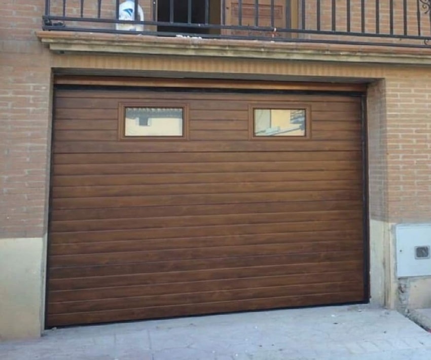 PUERTA DE GARAJE DE MADERA EN ZARAGOZA