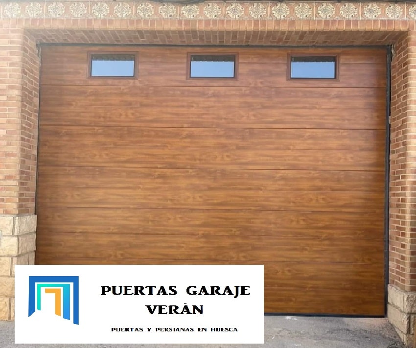 PUERTA DE GARAJE MITACIÓN MADERA
