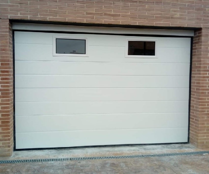 Puerta de garaje con ventanas en Teruel